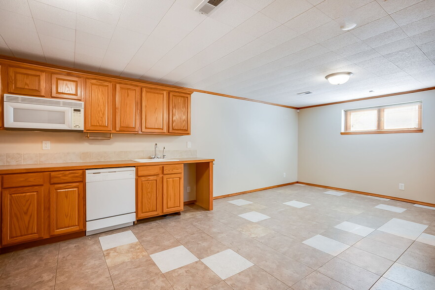 More Photos Of 121 S Water St, Derby Office For Sale