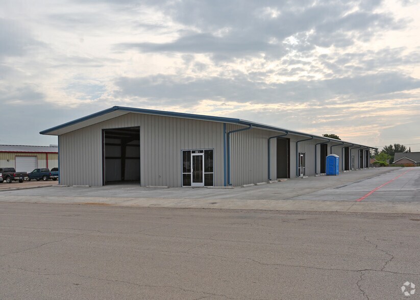 More Photos Of 301 Thomas Pl, Everman Warehouse For Lease