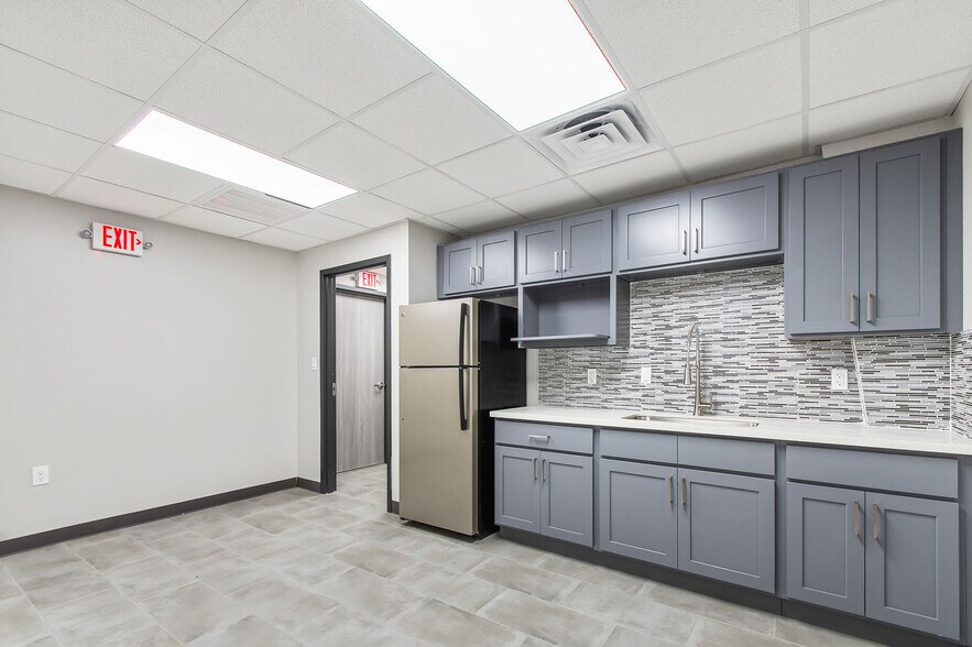 More Photos Of 4018 Ocee St, Houston Manufacturing For Lease