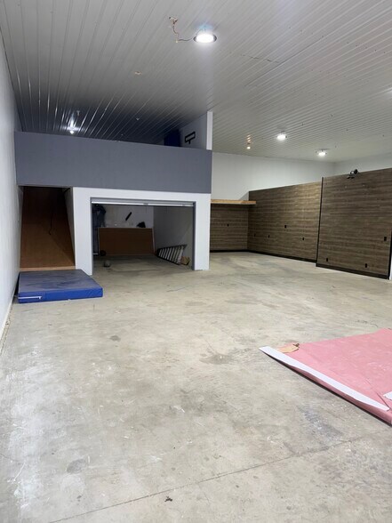 More Photos Of 510 Randle St, Valparaiso Manufacturing For Lease