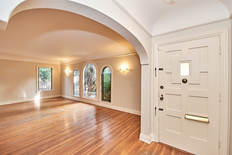 More Photos Of 6669 De Longpre Ave, Los Angeles Apartments For Sale