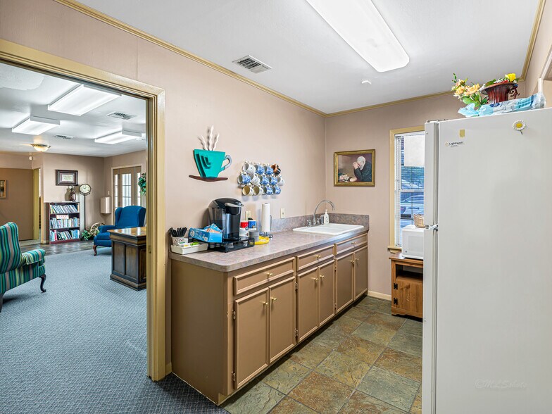 More Photos Of 1105 San Jacinto St, Rosenberg Office For Sale