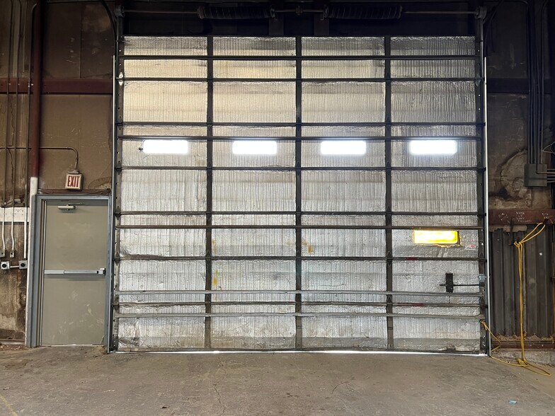 More Photos Of 5905 W US Highway 60, Republic Warehouse For Lease