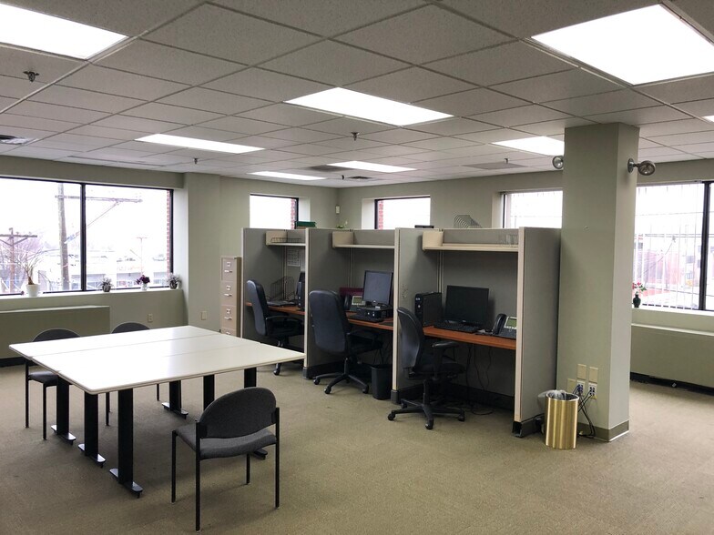 More Photos Of 228 Maple St, Manchester Office For Sale
