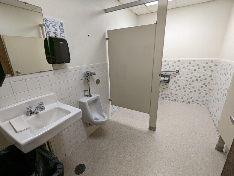 More Photos Of 222 W Main St, Belleville Medical For Sale