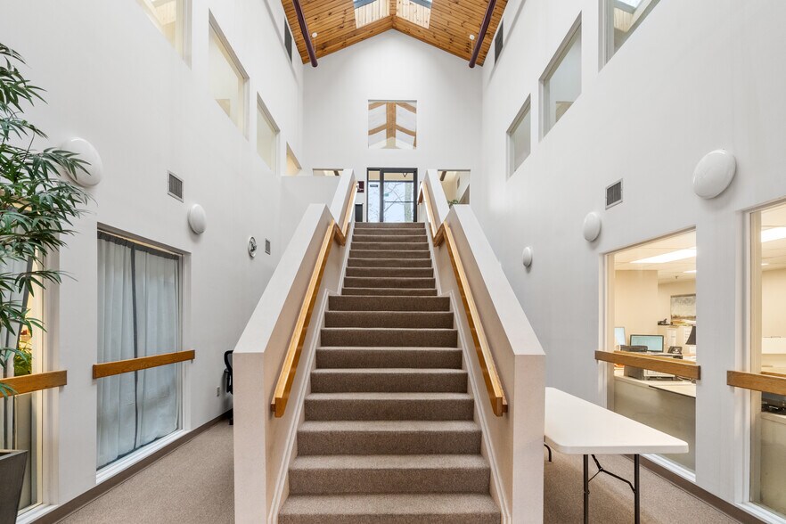 More Photos Of 1000 Plain St, Marshfield Office For Sale