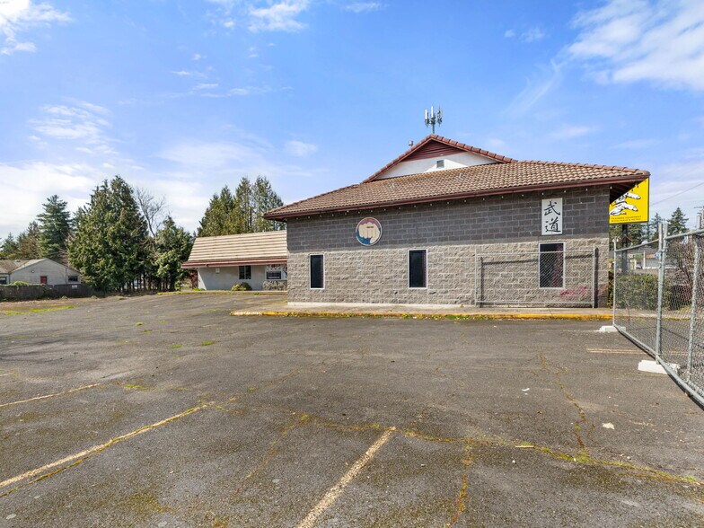 More Photos Of 11702 NE Halsey St, Portland Freestanding For Sale