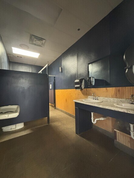 More Photos Of 644 N 12th St, Murray Unknown For Lease