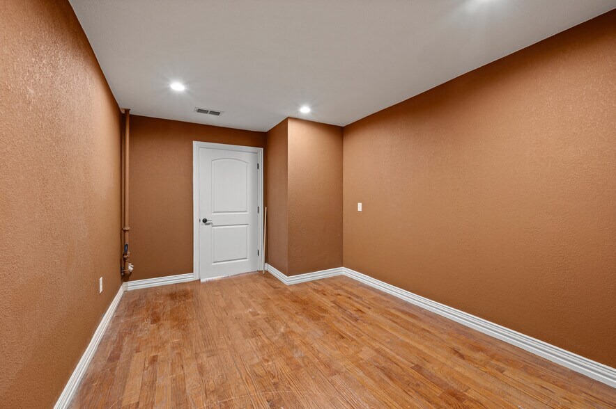 More Photos Of 7716 Davis Blvd, North Richland Hills Storefront For Lease