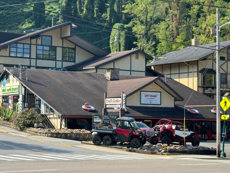 Primary Photo Of 446 E Parkway, Gatlinburg Freestanding For Lease