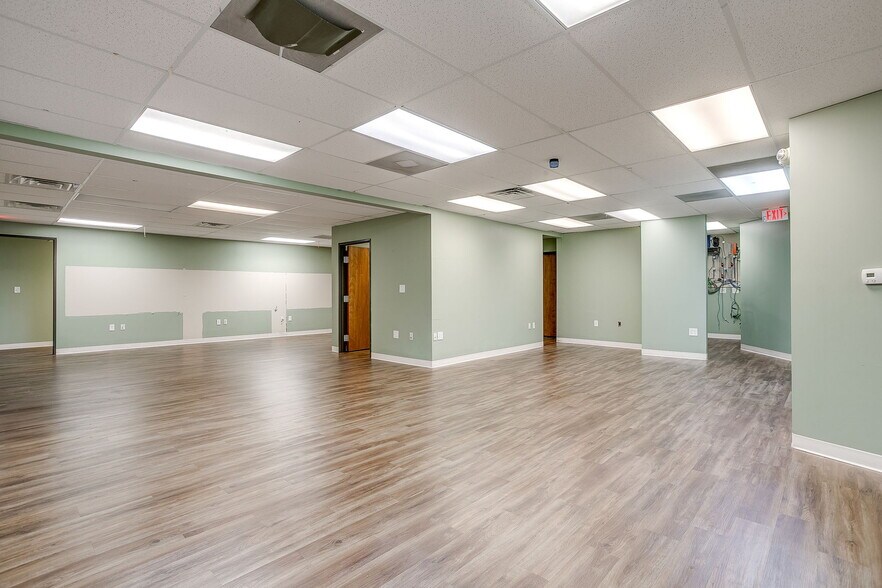 More Photos Of 1340 S main St, Grapevine Office For Sale