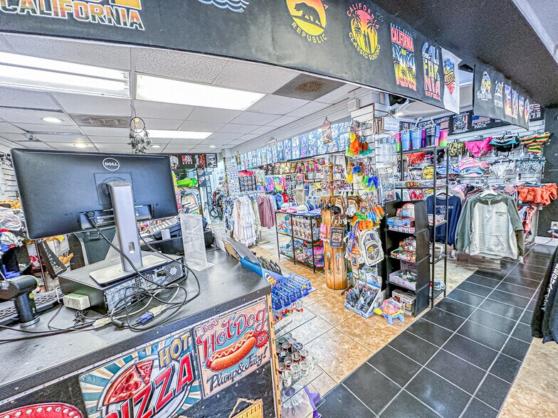 More Photos Of 303 Main St, Newport Beach Apartments For Lease