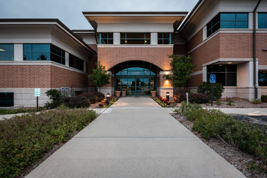 More Photos Of 17000 W North Ave, Brookfield Medical For Lease