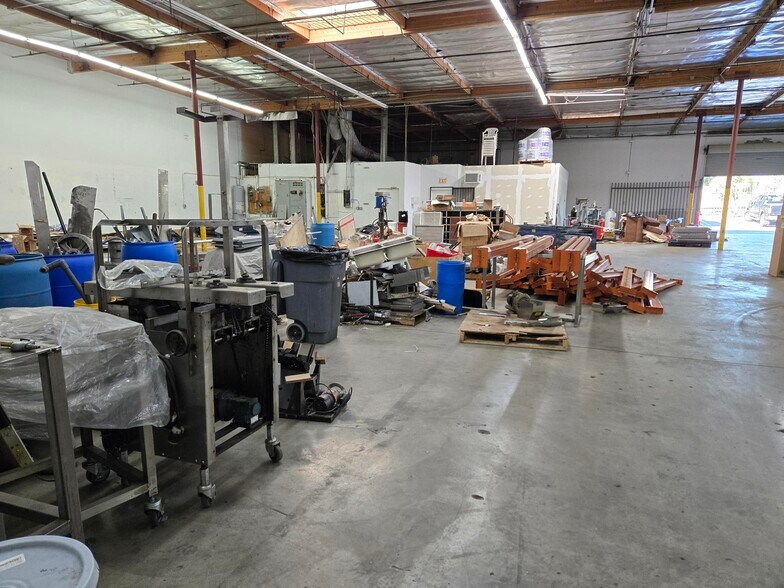 More Photos Of 12820-12848 Pierce St, Pacoima Warehouse For Lease