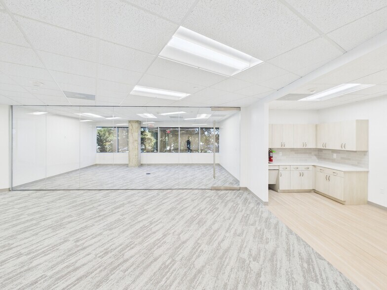 More Photos Of 1420 W Mockingbird Ln, Dallas Office For Lease