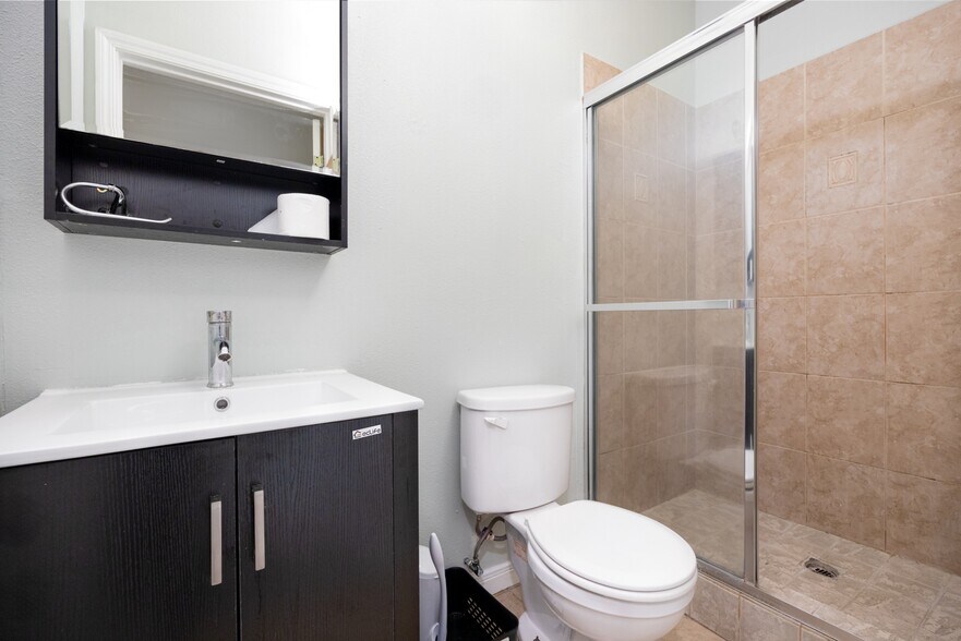 More Photos Of 1220 W 27th St, Los Angeles Dormitory For Sale