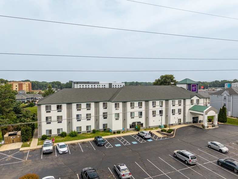 More Photos Of 220 Caravan Dr, Elkhart Hotel For Sale