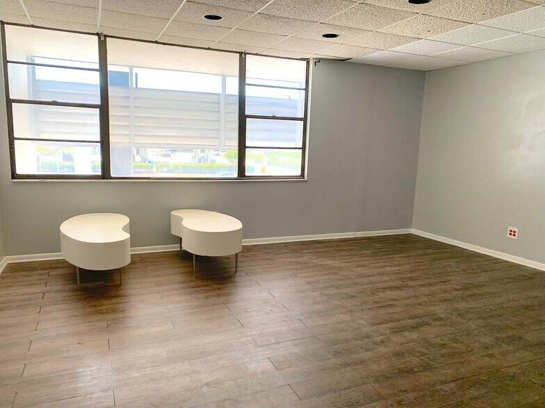 More Photos Of 6251 US Highway 19 N, Pinellas Park Showroom For Lease