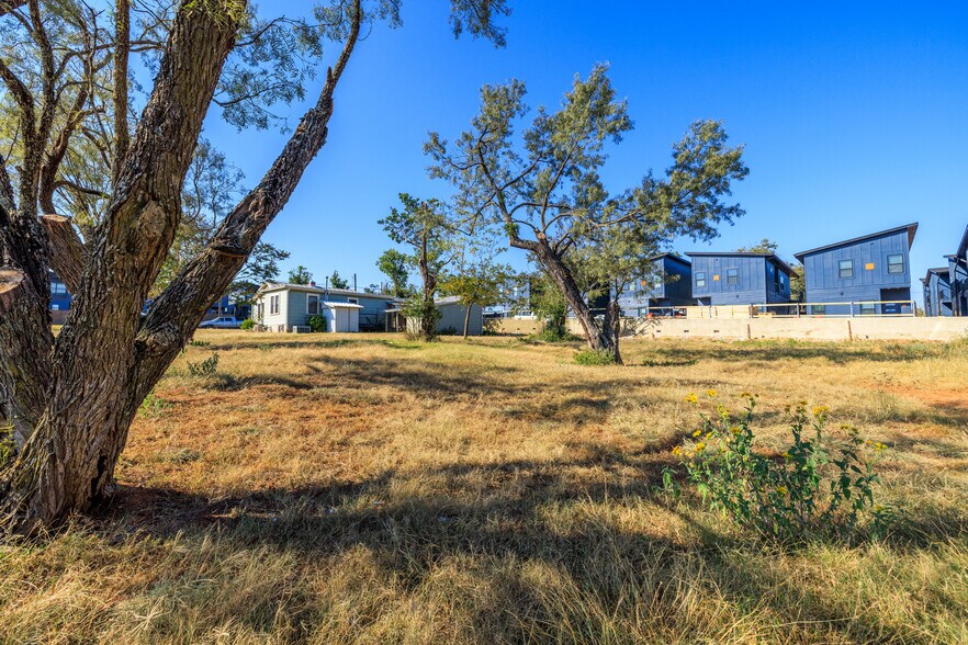 More Photos Of 616 W Live Oak St, Fredericksburg General Retail For Sale