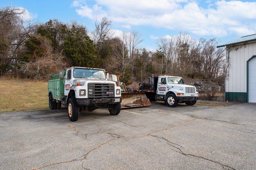 More Photos Of 10 Park Dr, Franklin Warehouse For Lease
