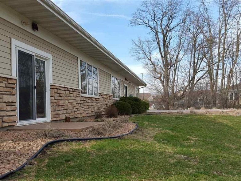 More Photos Of 151 Saint Andrews Ct, Mankato Office For Lease