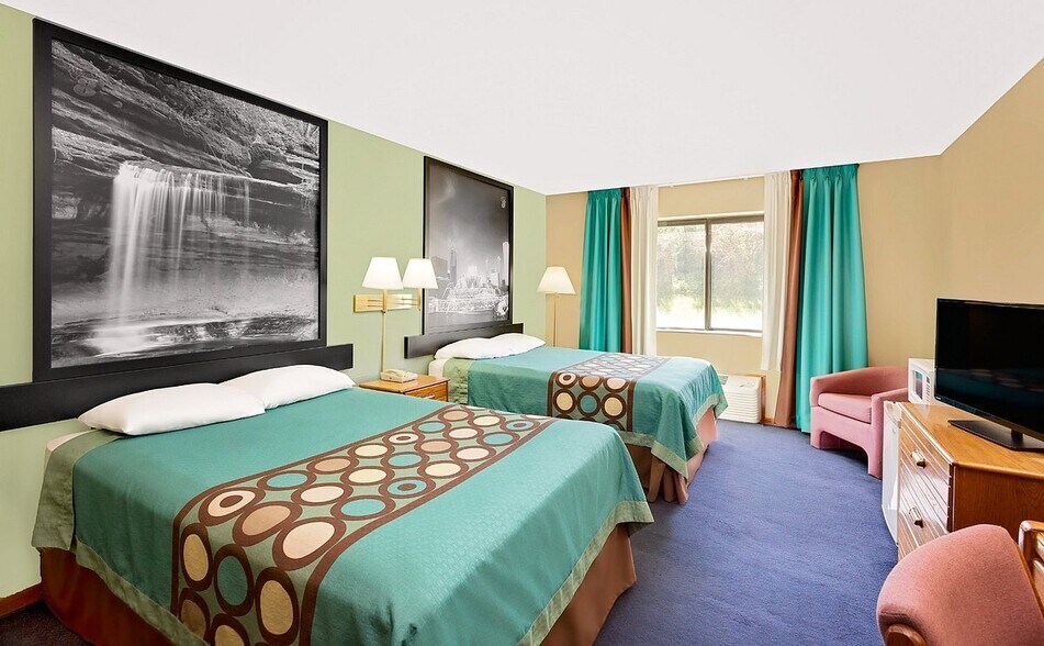 More Photos Of 313 W University Dr, Macomb Hotel For Sale