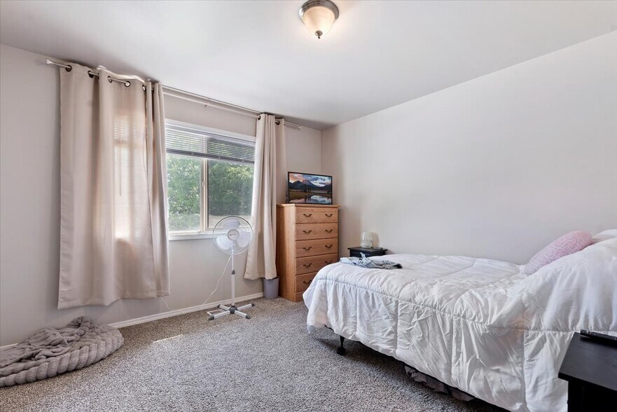 More Photos Of 2073 N Woodford Ave, Meridian Multifamily For Sale