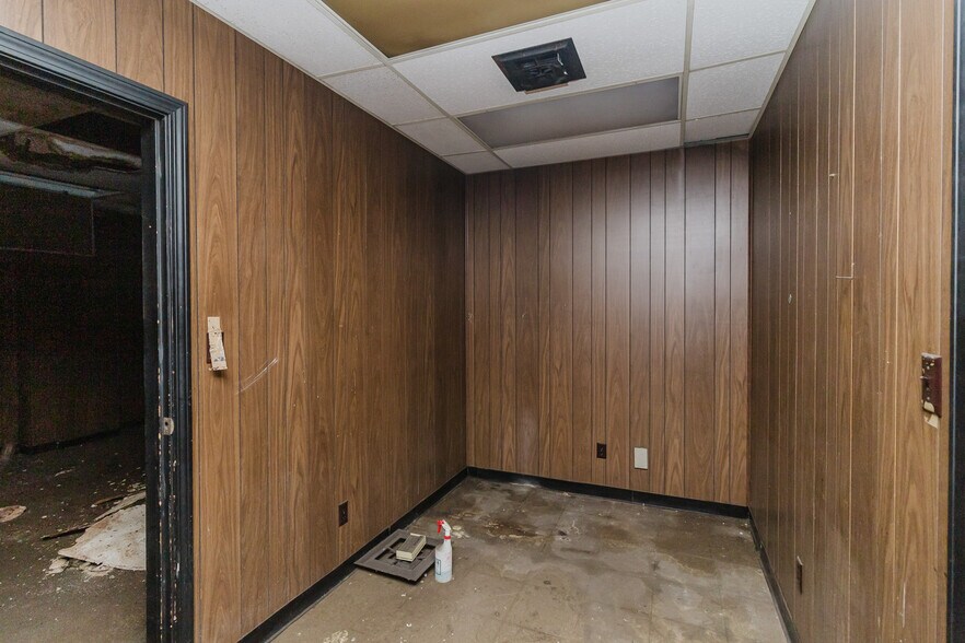 More Photos Of 470 N Seneca St, Wichita Warehouse For Sale