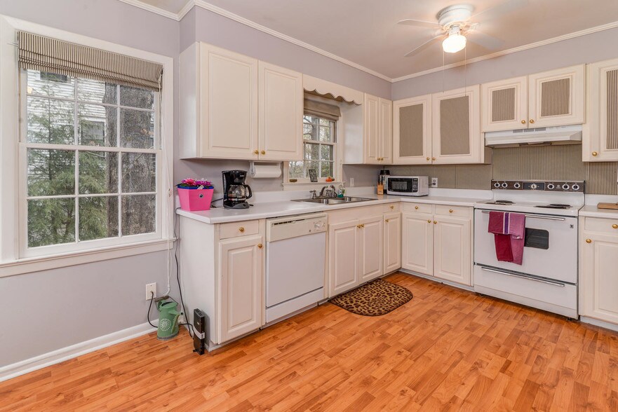 More Photos Of 145 Melrose Ave, Tryon Apartments For Sale