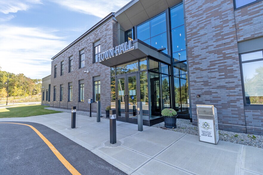 More Photos Of 11 Edgewater Cir, East Hampton Office For Lease