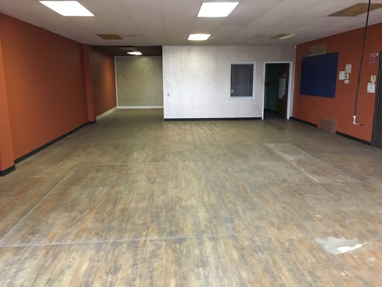 More Photos Of 2006 50th St, Lubbock Flex For Lease