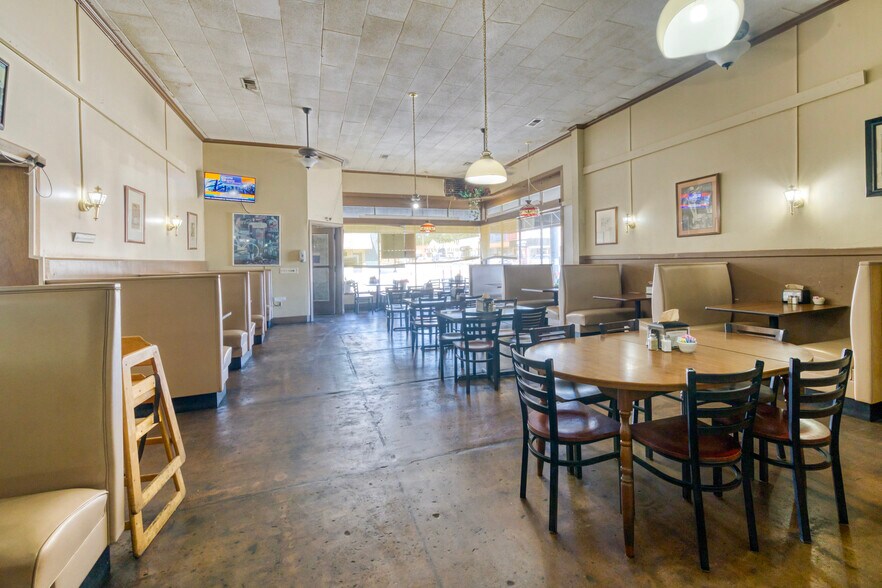 More Photos Of 118-124 N Townville St, Seneca Storefront For Sale