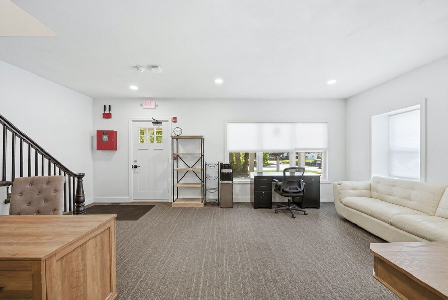 More Photos Of 367 Main St, Oxford Office For Sale