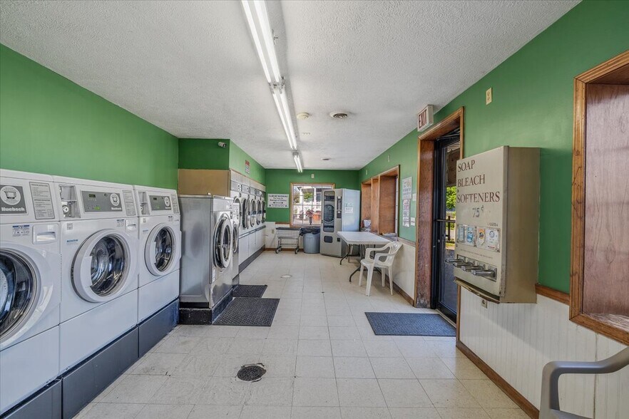 More Photos Of 212 Pine St, Jefferson Carwash For Sale