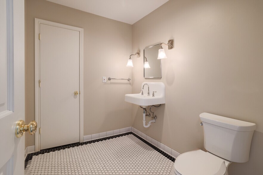 More Photos Of 602 W 13th St, Austin Office For Lease