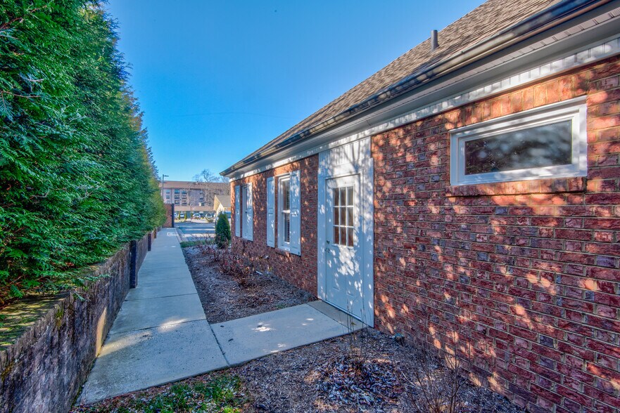 More Photos Of 166 Doctors Dr, Boone Medical For Lease