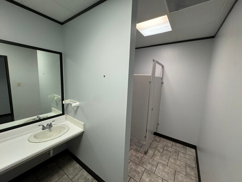 More Photos Of 11800 Industriplex Blvd, Baton Rouge Distribution For Sale