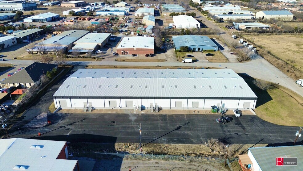 More Photos Of 1000-1008 N Commercial Blvd, Arlington Warehouse For Lease