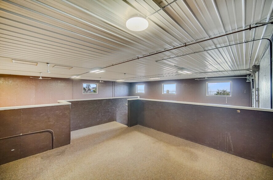 More Photos Of 926 Geneva St, Shorewood Warehouse For Lease