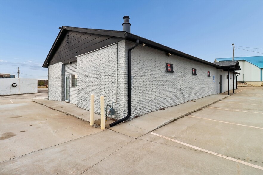 More Photos Of 1525 E Army Post Rd, Des Moines Auto Repair For Lease