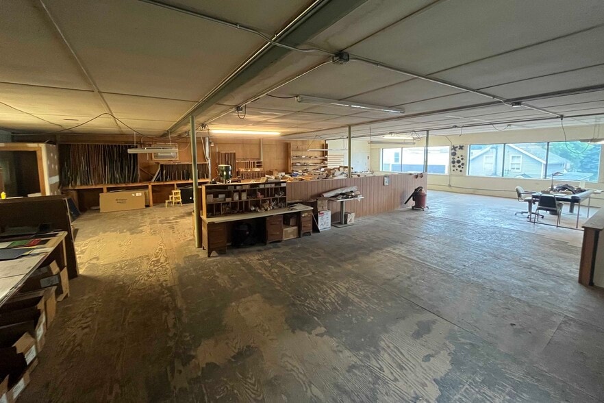 More Photos Of 119 North St, Burlington Flex For Sale