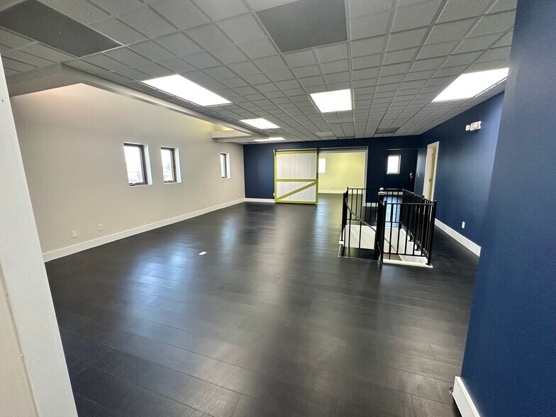 More Photos Of 1255 Erie Ct, Crown Point Light Distribution For Lease