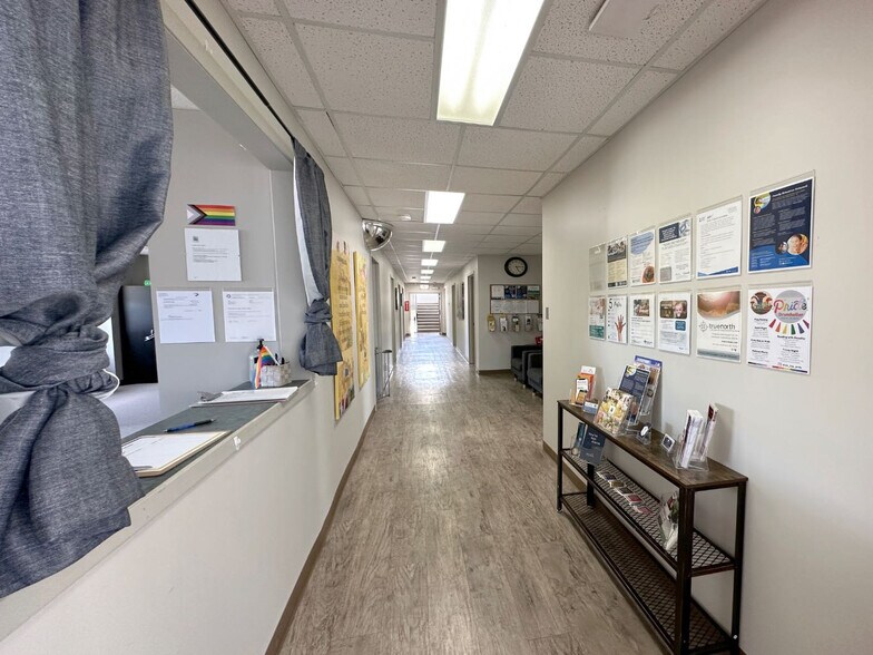 More Photos Of 601 7 St E, Drumheller Office For Sale