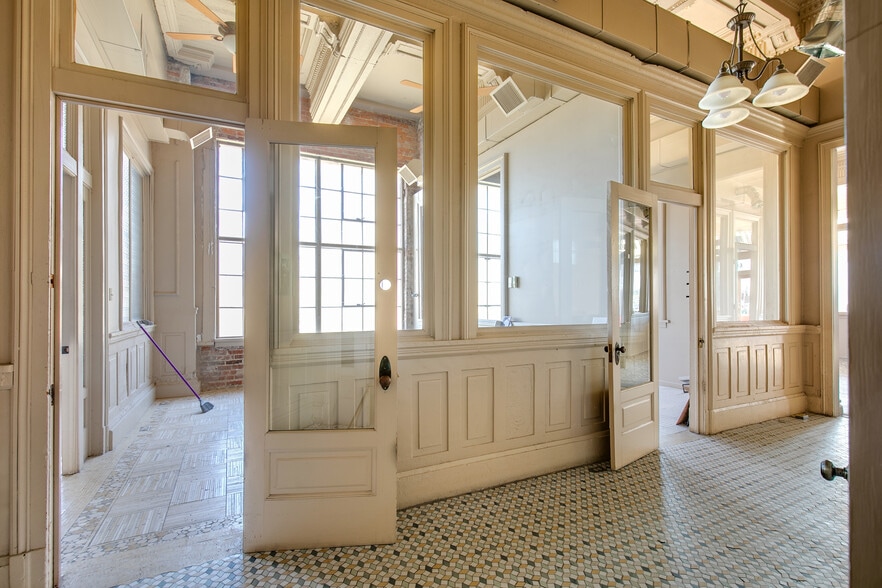 More Photos Of 113 W Bank St, Petersburg Warehouse For Sale
