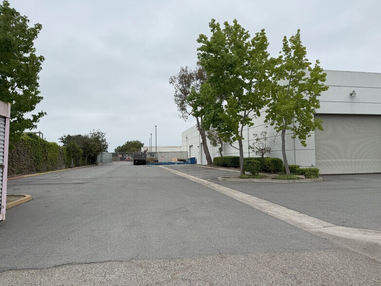 More Photos Of 7442 Vincent Cir, Huntington Beach Manufacturing For Lease