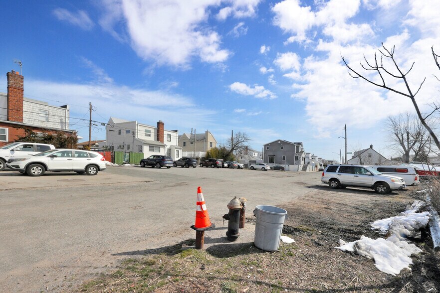 More Photos Of 82-84 Ebony Ct, Brooklyn Marina For Sale