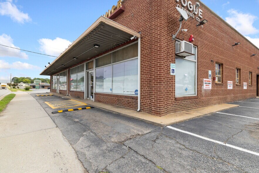 More Photos Of 506 N Main St, Emporia General Retail For Sale