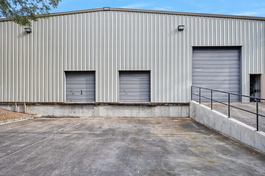 More Photos Of 3 Sunshine Blvd, Ormond Beach Manufacturing For Lease