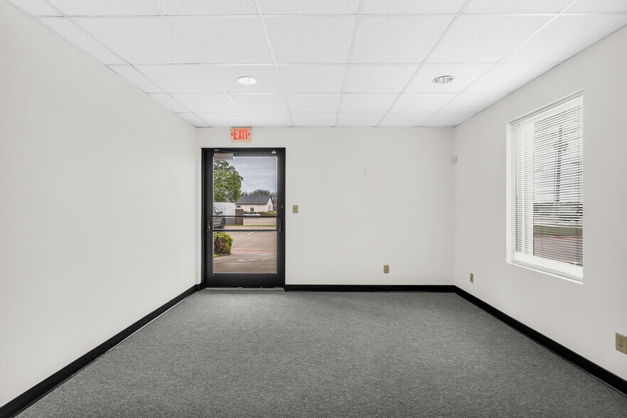 More Photos Of 1801 Precinct Line Rd, Hurst Medical For Lease