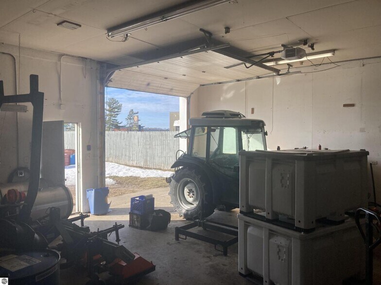 More Photos Of 299 US Highway 31 S, Traverse City Warehouse For Lease